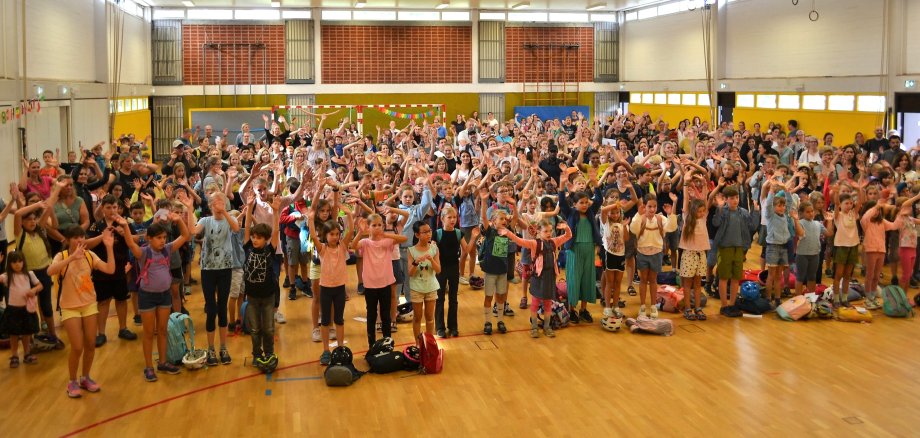 Ferienspiel-Kinder in der Turnhalle