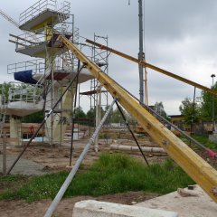 Der Zehn-Meter-Sprungturm wird aufwändig gesichert.