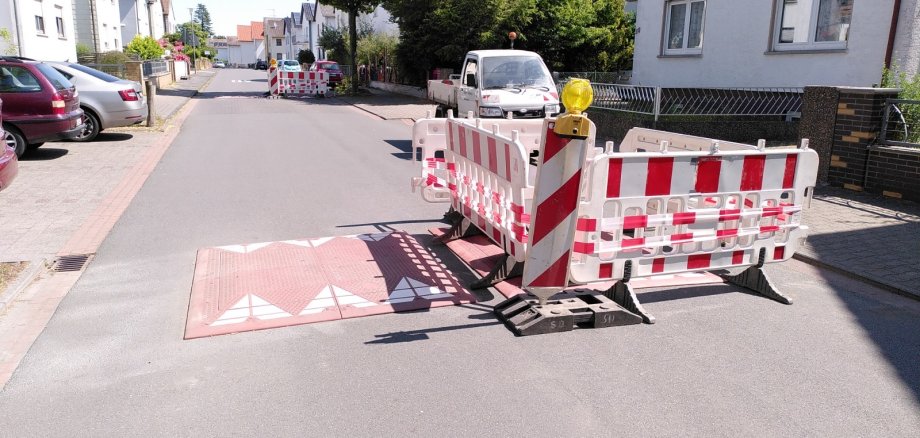 Schwellen und Absperrungen in der Berliner Straße