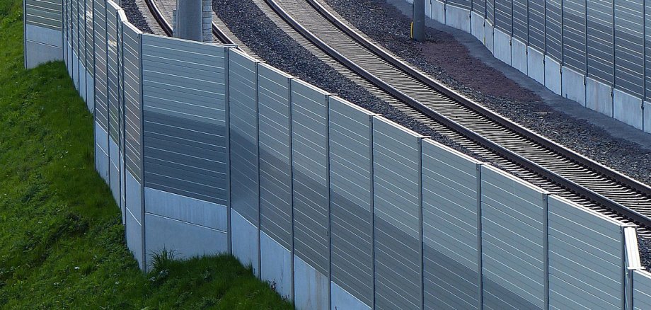 Lärmschutzwand an Bahnstrecke