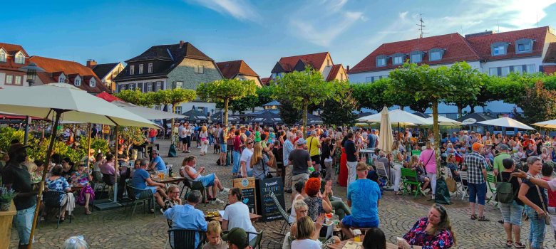 Viele Menschen auf dem Marktplatz