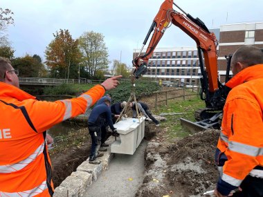 Bagger mit Bänken