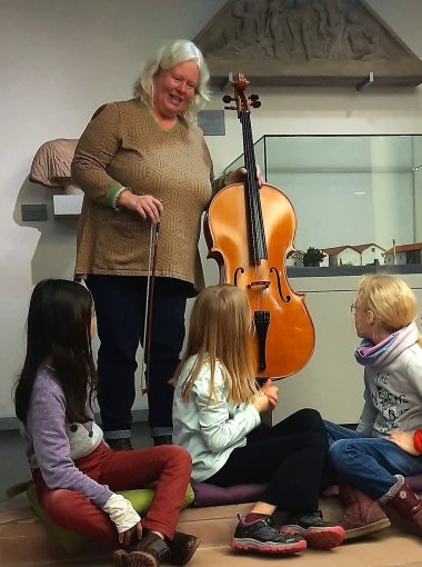 Frau mit Cello